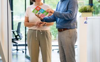 ConnectGroep teamleden op kantoor met folder