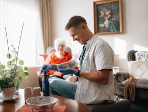 ConnectGroep zorgverlener met lotion bij een patiënt