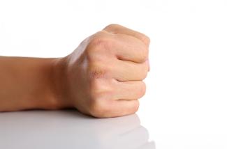 Slaande vuist op tafel